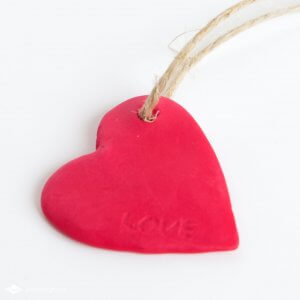 DIY valentijnshartjes van FIMO klei | Maak een sleutelhanger van FIMO klei met persoonlijke tekst voor je lover op Valentijnsdag