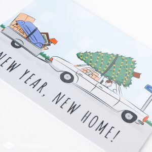 Verhuiskaart ontwerp New year, new home! | De voorkant van de verhuiskaart met daarop een illustratie van een auto en de tekst 'New year, new home!'