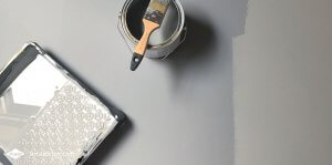 DIY budget gietvloer | Een DIY budget gietvloer maak je heel simpel met egaline, die je vervolgens afwerkt met een transparante coating of gekleurde betonverf