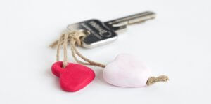 DIY valentijnshartjes van FIMO klei | Maak hartjes sleutelhangers van FIMO klei als cadeautje voor Valentijnsdag