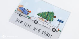 Verhuiskaart ontwerp New year, new home! | De voorkant van de verhuiskaart heeft een illustratie van een auto met een kerstboom op het dak en een volgepakt aanhangertje.