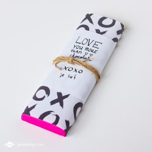 DIY Valentijnsdag chocoladewikkel met xoxo-patroon en quote 'love you more than chocolate'